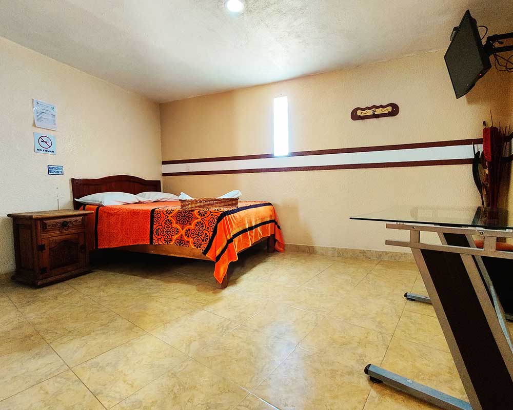 hotel con habitacion y escritorio
